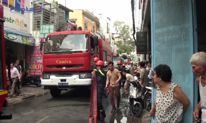 Khu vực ch&aacute;y nằm trong ng&otilde; chật hẹp