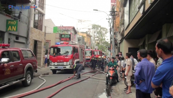 Gần 10 xe chữa ch&aacute;y chuy&ecirc;n dụng đ&atilde; được huy động.