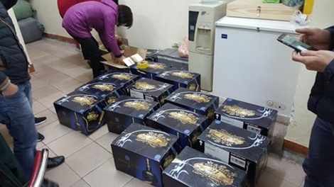 Số rượu bị lực lượng C&ocirc;ng an ph&aacute;t hiện thu giữ.