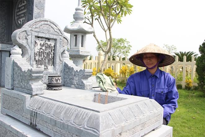 Chị Hồng lau ch&ugrave;i cẩn thận từng ng&ocirc;i mộ.