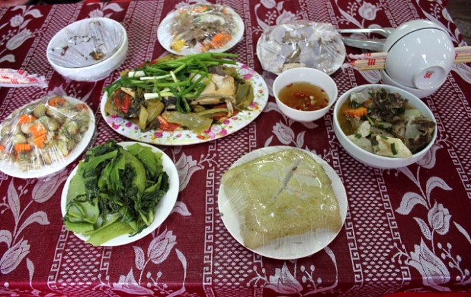 Bữa cơm tất ni&ecirc;n sớm ở trại giam cũng thịnh soạn kh&ocirc;ng k&eacute;m m&acirc;m cơm ng&agrave;y Tết của bất kỳ gia đ&igrave;nh người Việt n&agrave;o.