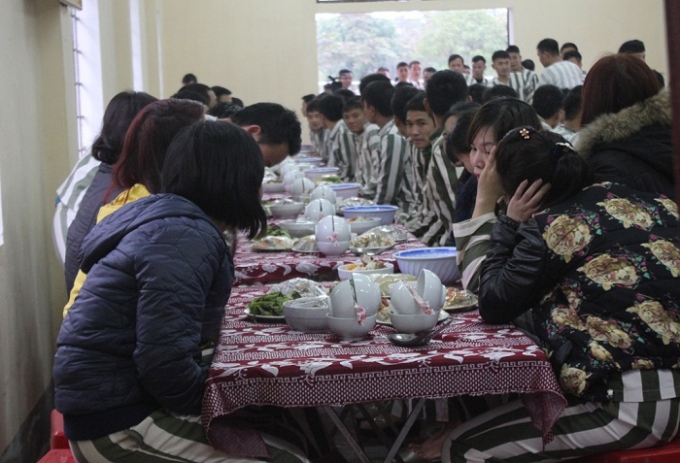 Nhiều nữ phạm nh&acirc;n bật kh&oacute;c v&igrave; nhớ gia đ&igrave;nh, nhớ người th&acirc;n.