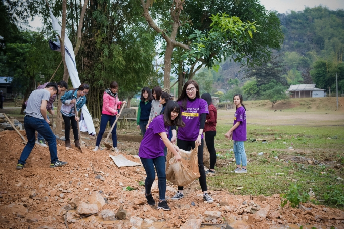 T&uacute; Anh c&ugrave;ng c&aacute;c t&igrave;nh nguyện vi&ecirc;n tham gia san đường.