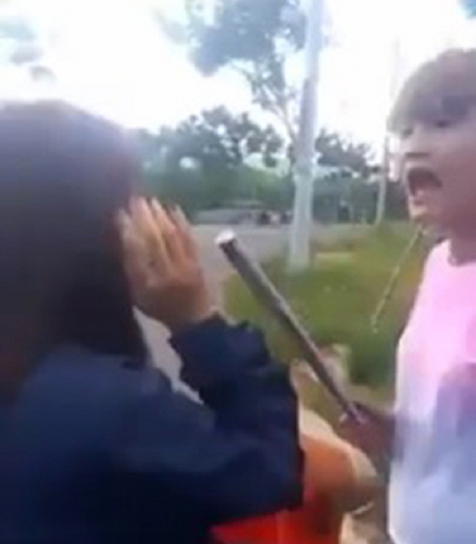 C&ocirc; g&aacute;i cần gậy đ&aacute;nh li&ecirc;n tiếp v&agrave;o đầu bạn.