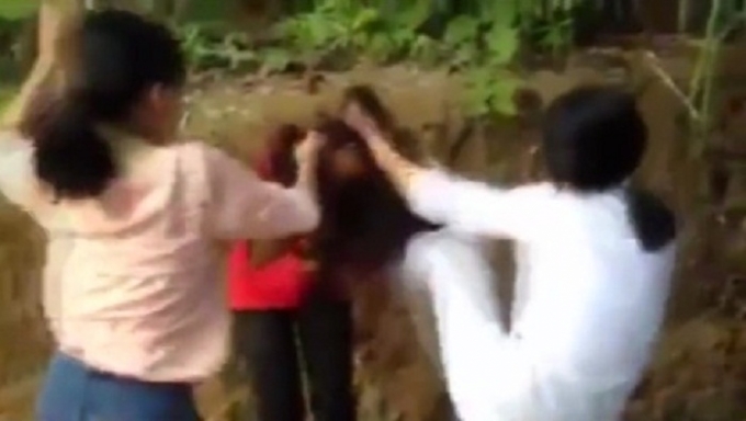 Hai nữ sinh li&ecirc;n tiếp tung ra những c&uacute; đ&ograve;n đau l&ecirc;n người bạn đồng trang lứa.