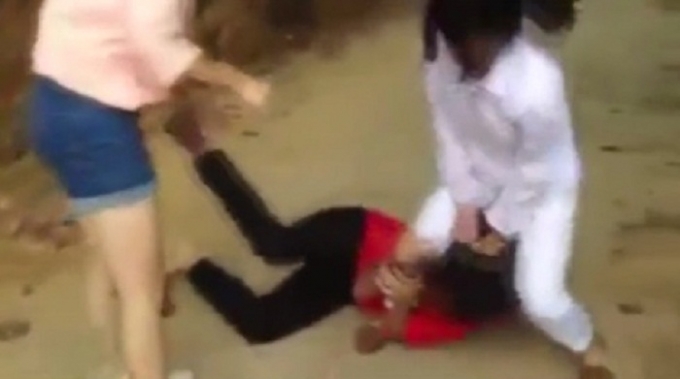 Thậm ch&iacute; l&agrave; đạp v&agrave;o mặt bạn.