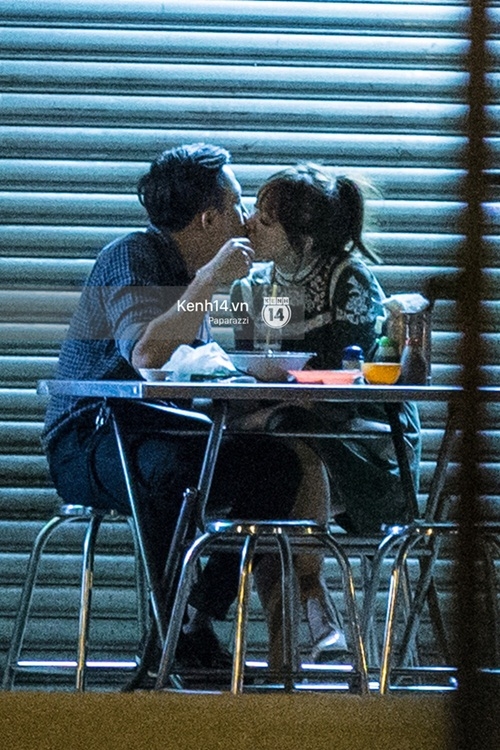 H&igrave;nh ảnh th&acirc;n mật của Trấn Th&agrave;nh v&agrave; Hari Won khiến nhiều người bất ngờ. Ảnh: Tr&iacute; thức trẻ