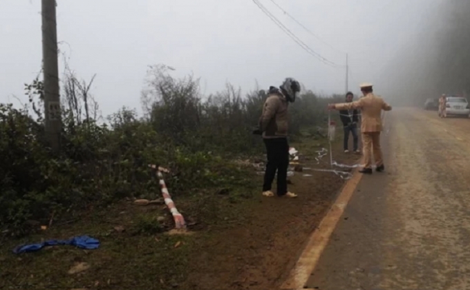 Lực lượng chức năng tiến h&agrave;nhh kh&aacute;m nghiệm hiện trường vụ tai nạn.