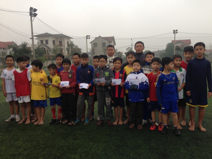 Những m&oacute;n qu&agrave; nhỏ chứa đựng &yacute; nghĩa gi&uacute;p c&aacute;c em biết tương th&acirc;n tương &aacute;i hỗ trợ niềm đam m&ecirc; với tr&aacute;i b&oacute;ng tr&ograve;n.