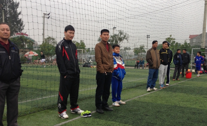 C&aacute;c phụ huynh v&agrave; nh&agrave; hảo t&acirc;m c&oacute; mặt tr&ecirc;n s&acirc;n xem c&aacute;c em biểu diễn kỹ năng đ&aacute; b&oacute;ng.