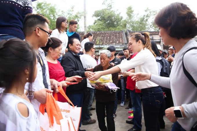 Mỹ T&acirc;m c&ugrave;ng người th&acirc;n trong gia đ&igrave;nh trao qu&agrave; Tết.