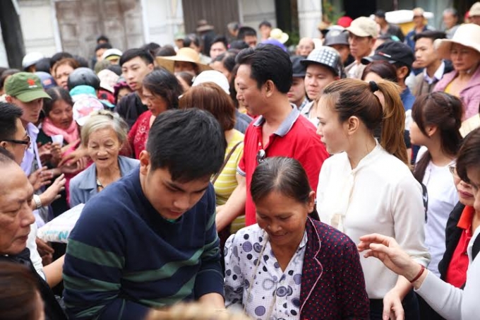 H&agrave;ng trăm người d&acirc;n được ca sĩ Mỹ T&acirc;m trao qu&agrave; Tết y&ecirc;u thương.