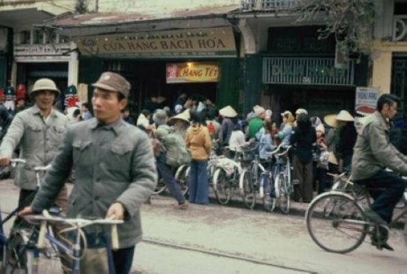 Tết xưa, mọi người n&ocirc; nức đến c&aacute;c của h&agrave;ng để sắm tết. Ảnh  : internet.