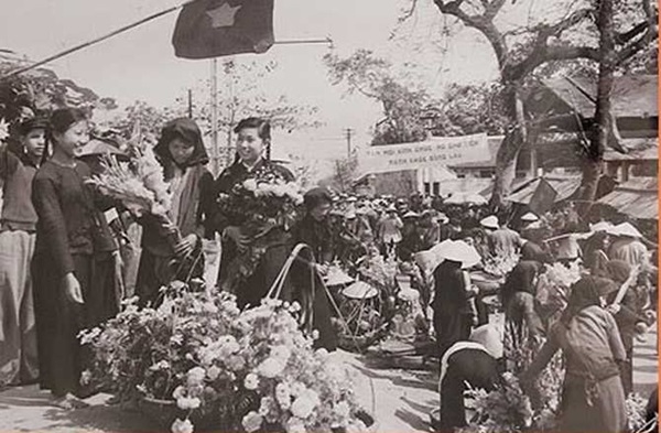 Chợ hoa ng&agrave;y ấy cũng lu&ocirc;n nhộn nhịp trong những dịp lễ cổ truyền. Ảnh: internet.