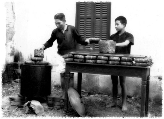 Cảnh g&oacute;i b&aacute;nh chưng của một gia đ&igrave;nh thời đ&oacute;. Ảnh: internet.