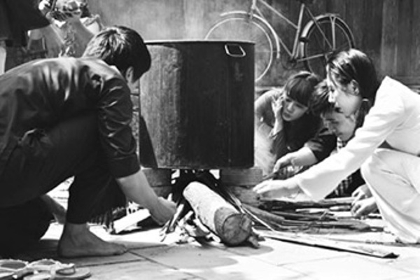 Mỗi dịp tết đến l&agrave; cả gia đ&igrave;nh qu&acirc;y quần b&ecirc;n nồi b&aacute;nh chưng thật đầm ấm. Ảnh: internet.