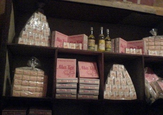 B&aacute;nh kẹo, mứt tết ng&agrave;y ấy tr&ocirc;ng thật đơn giản. Ảnh: internet.