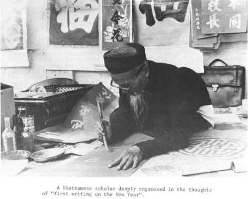 &Ocirc;ng đồ gi&agrave; b&ecirc;n c&acirc;u đối đỏ ng&agrave;y tết. Ảnh: internet.