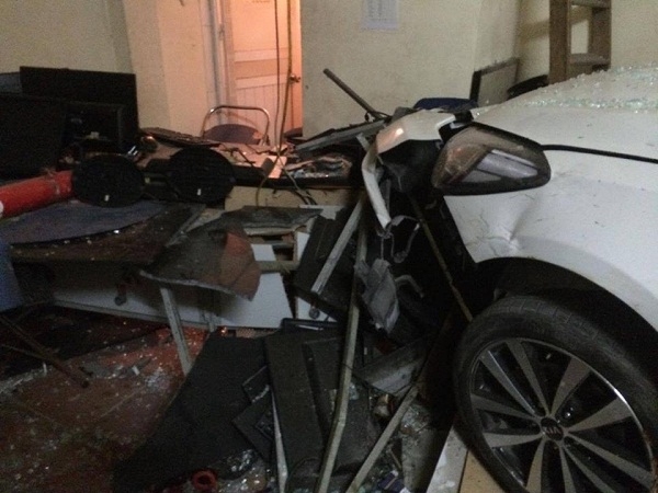 Chiếc xe &ocirc; t&ocirc; đ&atilde; lao v&agrave;o nằm gọn trong qu&aacute;n Internet.