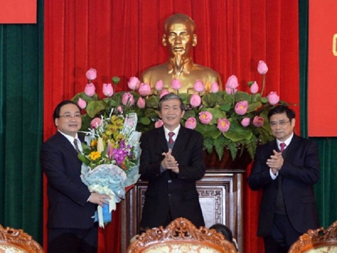 S&aacute;ng nay 5/2/2016, Đồng ch&iacute; Đinh Thế Huynh - Thường trực Ban b&iacute; thư đ&atilde; trao quyết định của Bộ Ch&iacute;nh trị ph&acirc;n c&ocirc;ng Ủy vi&ecirc;n Bộ Ch&iacute;nh trị, Ph&oacute; thủ tướng Ho&agrave;ng Trung Hải l&agrave;m B&iacute; thư Th&agrave;nh ủy H&agrave; Nội kh&oacute;a XVI, nhiệm kỳ 2015 - 2020.