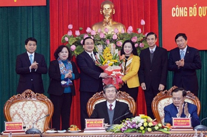 Ph&oacute; B&iacute; thư Thường trực Th&agrave;nh ủy Ng&ocirc; Thị Thanh Hằng c&ugrave;ng l&atilde;nh đạo Th&agrave;nh ủy, HĐND, UBND TP H&agrave; Nội ch&uacute;c mừng t&acirc;n B&iacute; thư Th&agrave;nh ủy H&agrave; Nội Ho&agrave;ng Trung Hải.