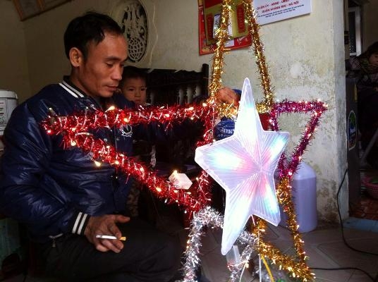 Đối với người d&acirc;n đi biển miền Trung, c&acirc;y N&ecirc;u được xem như l&agrave; biểu tượng thi&ecirc;ng li&ecirc;ng cho sự may mắn trong năm mới, mưa thuận gi&oacute; h&ograve;a... Ảnh: Du Nghĩa.                Cứ đến 23 th&aacute;ng Chạp &acirc;m lịch, người d&acirc;n lại tranh thủ l&agrave;m c&acirc;y N&ecirc;u dựng trước nh&agrave; v&agrave; ng&agrave;y m&ugrave;ng 7 Tết l&agrave;m lễ hạ N&ecirc;u. Ảnh: Du Nghĩa.              Theo phong tục truyền thống, c&acirc;y N&ecirc;u được l&agrave;m bằng đ&egrave;n lồng 5 c&aacute;nh, c&oacute; gắn đ&egrave;n Led v&agrave; th&acirc;n c&acirc;y N&ecirc;u l&agrave; những c&acirc;y tre d&agrave;i, dẻo d&agrave;i. Nhưng c&ugrave;ng với sự ph&aacute;t triển của x&atilde; hội, c&acirc;y N&ecirc;u ng&agrave;y c&agrave;ng được