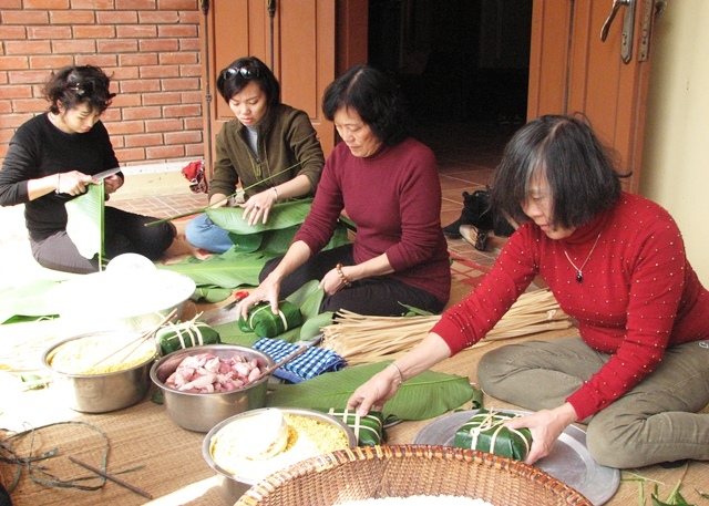 Gia đ&igrave;nh đại tướng c&ugrave;ng nhau g&oacute;i b&aacute;nh chưng.