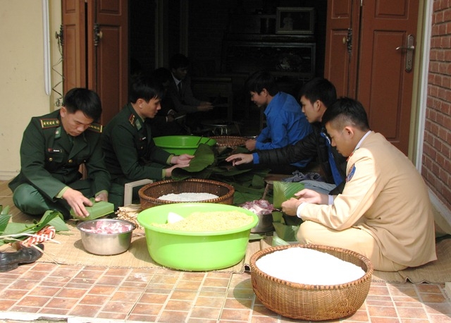 Bộ đội bi&ecirc;n ph&ograve;ng c&ugrave;ng người nh&agrave; Đại tướng chung tay g&oacute;i b&aacute;nh chưng.