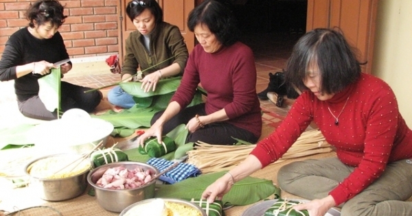 Gia đình Đại tướng Võ Nguyên Giáp gói bánh chưng tại Đảo Yến