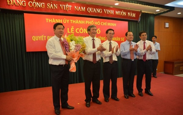 Thường trực Ban B&iacute; thư Đinh Thế Huynh, Trưởng Ban Tổ chức TƯ Phạm Minh Ch&iacute;nh, Trưởng Ban Tuy&ecirc;n gi&aacute;o TƯ V&otilde; Văn Thưởng, nguy&ecirc;n B&iacute; thư Th&agrave;nh ủy TP.HCM L&ecirc; Thanh Hải ch&uacute;c mừng t&acirc;n B&iacute; thư Th&agrave;nh ủy TP.HCM Đinh La Thăng.