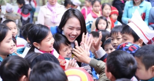 Á hậu Lâm Thùy Anh về quê từ thiện trong giá lạnh