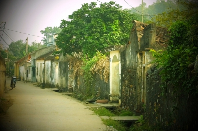 L&agrave;ng Đ&ocirc;ng Sơn quần tụ dựa v&agrave;o lưng n&uacute;i Rồng (n&uacute;i Đ&ocirc;ng Sơn). Ph&iacute;a trước l&agrave;ng l&agrave; c&aacute;nh đồng rộng, m&agrave;u mỡ, xung quanh ba ph&iacute;a của l&agrave;ng l&agrave; những n&uacute;i đ&aacute; nhỏ đồi đất thấp nằm xen kẽ lẫn nhau c&oacute; h&igrave;nh d&aacute;ng k&igrave; dị, d&acirc;n gian cứ theo đ&oacute; m&agrave; đặt t&ecirc;n cho từng quả đồi, ngọn n&uacute;i.