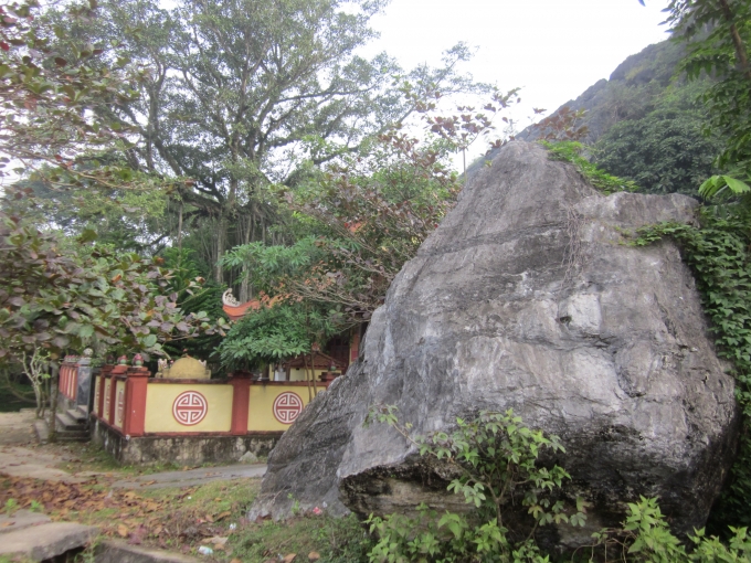 D&acirc;n gian cho rằng, l&agrave;ng Đ&ocirc;ng Sơn l&agrave; ở v&agrave;o thế đất c&oacute; 99 ngọn n&uacute;i h&igrave;nh con Phượng Ho&agrave;ng. Ca dao cổ v&ugrave;ng Đ&ocirc;ng Sơn c&oacute; c&acirc;u:&nbsp;Ch&iacute;n mươi ch&iacute;n ngọn b&ecirc;n đ&ocirc;ng/&nbsp;C&ograve;n ngọn n&uacute;i N&iacute;t b&ecirc;n s&ocirc;ng chưa về/&nbsp;Ch&iacute;n mươi ch&iacute;n ngọn n&uacute;i đề huề/&nbsp;C&ograve;n ngọn n&uacute;i N&iacute;t chưa về b&ecirc;n đ&ocirc;ng.