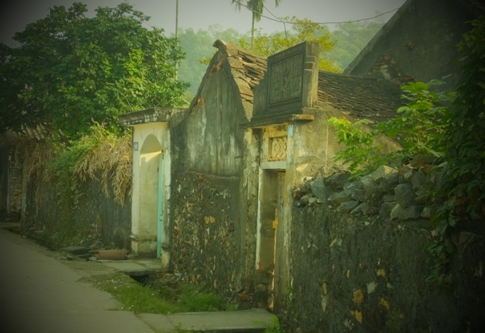 L&agrave;ng Đ&ocirc;ng Sơn c&oacute; cấu tr&uacute;c theo kiểu l&agrave;ng thuần n&ocirc;ng. Vị thế của l&agrave;ng cho ph&eacute;p ph&aacute;t huy triệt để lợi thế của kinh tế ruộng nước v&agrave; đất đồi.