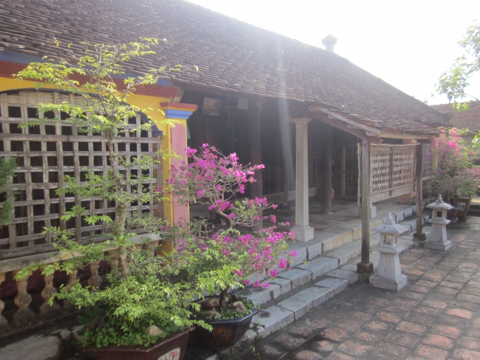 Trong l&agrave;ng c&oacute; ng&ocirc;i nh&agrave; của &ocirc;ng Lương Trọng Duệ l&agrave; c&ograve;n tương đối nguy&ecirc;n vẹn. Ng&ocirc;i nh&agrave; 5 gian c&oacute; tuổi đời khoảng 200 năm, n&oacute; được gia đ&igrave;nh &ocirc;ng Duệ g&igrave;n giữ qua nhiều đời con ch&aacute;u.