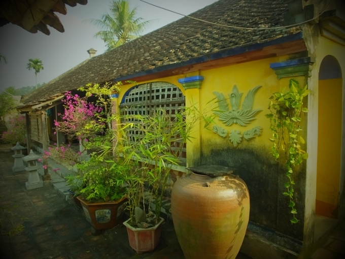 Ngo&agrave;i ng&ocirc;i nh&agrave; cổ của gia đ&igrave;nh &ocirc;ng Duệ, trong l&agrave;ng c&ograve;n 1 ng&ocirc;i nh&agrave; nữa hiện đang bị xuống cấp nghi&ecirc;m trọng. Những hộ gia đ&igrave;nh n&agrave;y đều c&oacute; ho&agrave;n cảnh kh&oacute; khăn n&ecirc;n vẫn chưa c&oacute; kinh ph&iacute; tr&ugrave;ng tu lại.