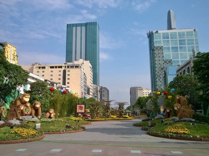 Với chiều d&agrave;i 720m, đường hoa Tết B&iacute;nh Th&acirc;n 2016 chủ đề &ldquo;Th&agrave;nh phố Hồ Ch&iacute; Minh &ndash; H&ograve;a b&igrave;nh, Thịnh vượng v&agrave; Ph&aacute;t triển