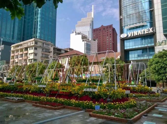 Đường hoa k&eacute;o d&agrave;i từ đường L&ecirc; Th&aacute;nh T&ocirc;n tới đường T&ocirc;n Đức Thắng. Trong đ&oacute;, đoạn đường từ giao lộ L&ecirc; Lợi &ndash; Nguyễn Huệ