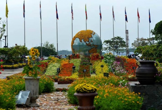 Đại cảnh l&agrave; h&igrave;nh ảnh một quả cầu xanh b&ecirc;n tr&ecirc;n những gợn s&oacute;ng hoa tr&ugrave;ng tr&ugrave;ng điệp điệp như lời nhắn gửi ước mơ, mong muốn chỉ c&oacute; thể th&agrave;nh sự thật