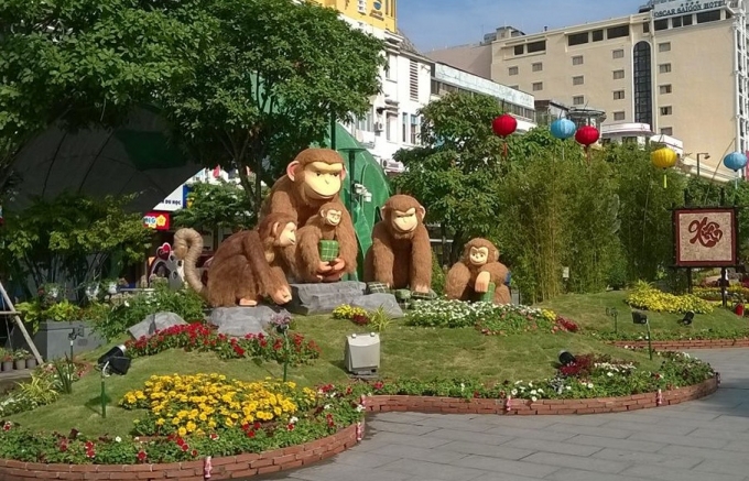 Đại cổng đường hoa với h&igrave;nh ảnh linh vật của năm l&agrave; con khỉ sẽ kh&ocirc;ng nằm ở vị tr&iacute; trung t&acirc;m m&agrave; năm nay gia đ&igrave;nh khỉ của đường hoa Nguyễn Huệ 2016