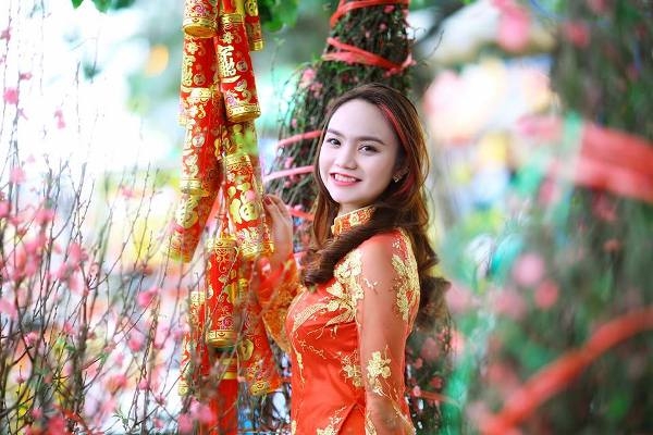 H&ograve;a c&ugrave;ng kh&ocirc;ng kh&iacute; của m&ugrave;a Xu&acirc;n, Đinh Thị Lụa đ&atilde; quyết định thực hiện cho m&igrave;nh một bộ ảnh Tết b&ecirc;n hoa đ&agrave;o c&ugrave;ng với t&agrave; &aacute;o d&agrave;i truyền thống được c&aacute;ch t&acirc;n. Ảnh: V&otilde; Thanh Li&ecirc;m.              C&ocirc; n&agrave;ng răng khểnh Đinh Thị Lụa (23 tuổi) vừa tốt nghiệp Đại học Quy Nhơn xong. C&ocirc; n&agrave;ng đang ấp ủ nhiều dự định trong tương lai. B&ecirc;n cạnh đ&oacute;, c&ocirc; c&ograve;n đam m&ecirc; kinh doanh. Ảnh: V&otilde; Thanh Li&ecirc;m.                              C&ocirc; n&agrave;ng c&oacute; nicnam Bảo Linh hiện đang l&agrave; nữ sinh cấp 3. Bảo Linh sở hữu khu&ocirc;n mặt xinh xắn, dễ thương n&ecirc;n c&ocirc; lu&ocirc;n tự tin trước ống k&iacute;nh. Ảnh: V&otilde; Thanh Li&ecirc;m.                Nữ sinh c&oacute; nicname Hiền Nh&otilde; với khu&ocirc;n mặt như thi&ecirc;n thần lu&ocirc;n rạng ngời trước ống k&iacute;nh của nhiếp ảnh gia. Ảnh: V&otilde; Thanh Li&ecirc;m.              C&aacute;c nữ sinh lu&ocirc;n tỏ ra th&iacute;ch th&uacute; với bộ ảnh Tết. Ảnh:V&otilde; Thanh Li&ecirc;m.                      Khoảnh khắc vui vẻ của c&aacute;c nữ sinh c&ugrave;ng nhiếp ảnh gia V&otilde; Thanh Li&ecirc;m (người thực hiện bộ ảnh cho c&aacute;c nữ sinh).  Chia sẻ với ph&oacute;ng vi&ecirc;n Ph&aacute;p Luật Plus, nhiếp ảnh gia V&otilde; Thanh Li&ecirc;m, cho biết: