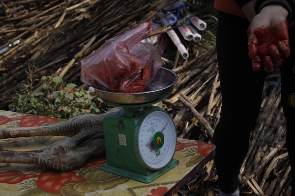 Chưa l&agrave;m thịt xong đ&atilde; c&oacute; đ&ocirc;ng người đến mua với gi&aacute; 300 ngh&igrave;n đồng/kg.