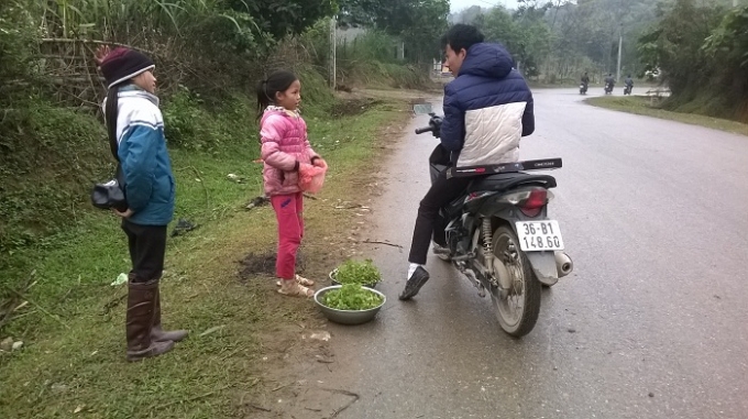 Những em nhỏ gi&uacute;p bố mẹ bươn trải để kiếm tiền đ&oacute;n Tết.