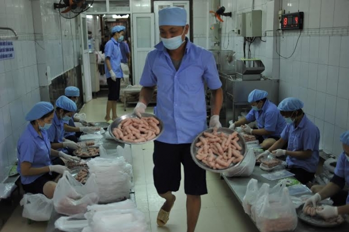 C&ocirc;ng nh&acirc;n l&agrave;m việc thủ c&ocirc;ng ở nh&agrave; h&agrave;ng Trần C&ocirc;ng Ch&acirc;u để cho ra những sản phẩm nem chua r&aacute;n thơm ngon.