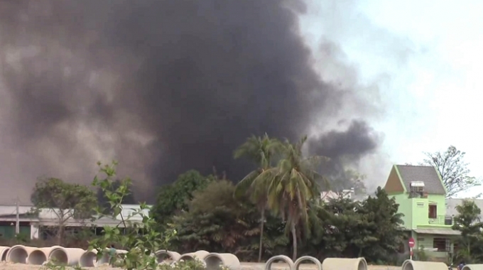 Kh&oacute;i bốc l&ecirc;n từ khu vực cơ sở ve chai