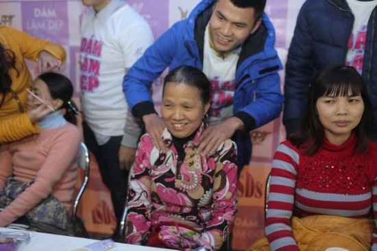 Nhiều người x&uacute;c động khi lần đầu ti&ecirc;n được chăm s&oacute;c v&agrave; tư vấn về l&agrave;m đẹp