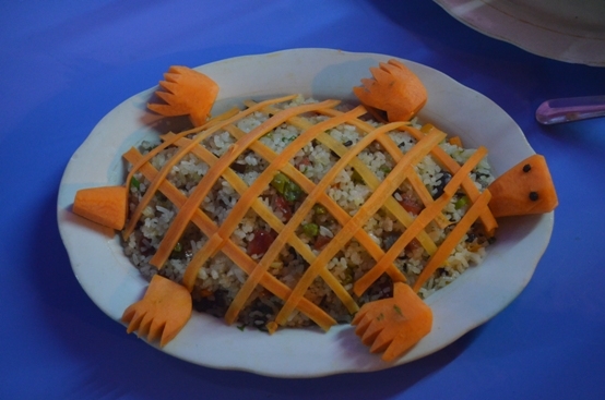 Thực kh&aacute;ch t&ograve; m&ograve;, than phục với c&aacute;ch chế biến lạ mắt n&agrave;y.