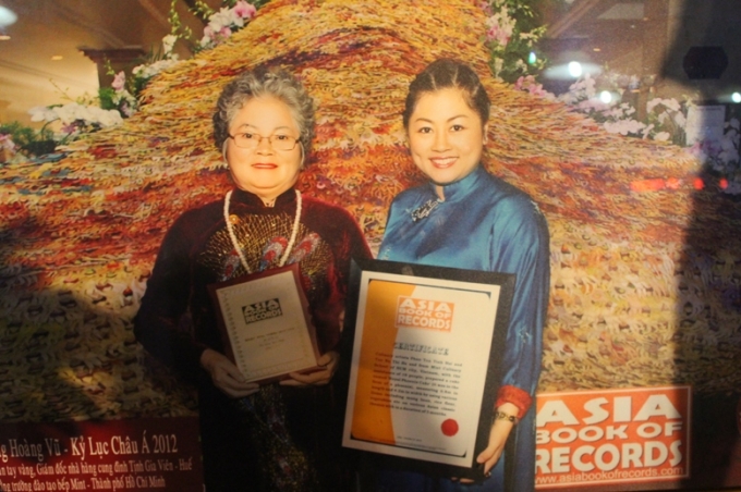 Những m&acirc;m cỗ ho&agrave;ng cung được &ldquo;hồi sinh&rdquo; bởi b&agrave;n tay nghệ nh&acirc;n T&ocirc;n Nữ Thị H&agrave; (b&ecirc;n tr&aacute;i) khi l&agrave; người giới thiệu c&aacute;c m&oacute;n ăn cung đ&igrave;nh Huế ra thế giới