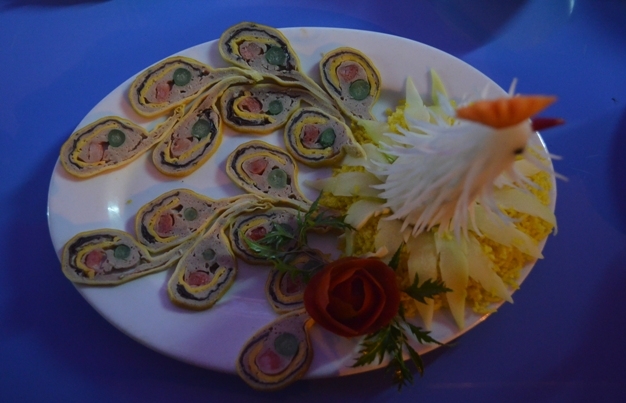 Như Rồng &ndash; Phụng tượng trưng cho sức mạnh của vương quyền triều đ&igrave;nh. Hay h&igrave;nh ảnh cặp phụng s&aacute;nh đ&ocirc;i như thể hiện kh&aacute;t vọng về một m&aacute;i ấm hạnh ph&uacute;c.