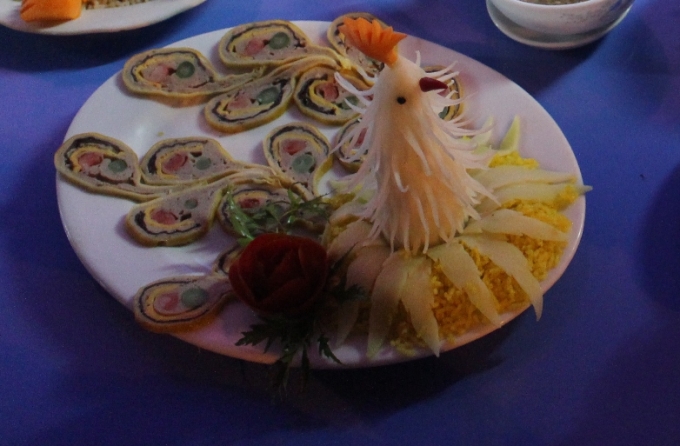 C&aacute;c m&oacute;n ăn vừa giữ được chất tươi nguy&ecirc;n của thực phẩm với những t&ecirc;n gọi rất ho&agrave;ng tộc cơm &acirc;m phủ, rồng bay phượng m&uacute;a,&hellip;